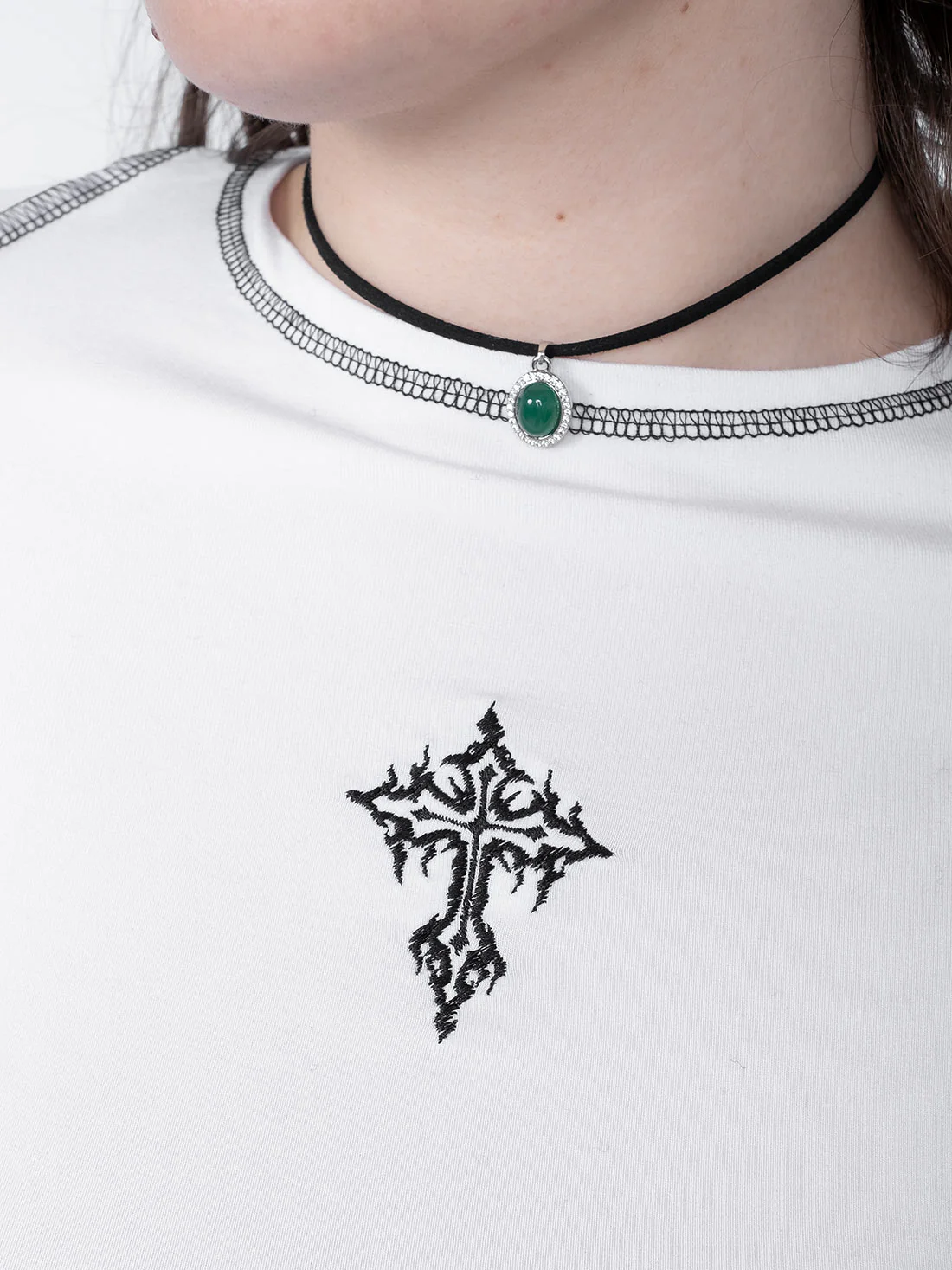 Biały top z haftem z krzyżem Holy - Image 13